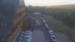 Parkoviště a hlavní vchod