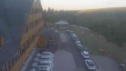 Parkoviště a hlavní vchod
