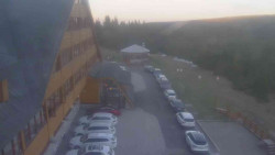 Parkoviště a hlavní vchod