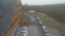 Parkoviště a hlavní vchod
