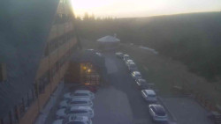 Parkoviště a hlavní vchod