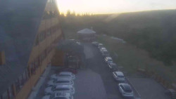 Parkoviště a hlavní vchod