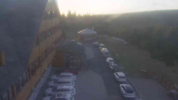 Parkoviště a hlavní vchod