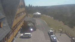 Parkoviště a hlavní vchod