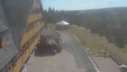 Parkoviště a hlavní vchod
