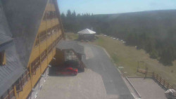 Parkoviště a hlavní vchod