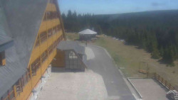 Parkoviště a hlavní vchod