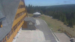 Parkoviště a hlavní vchod