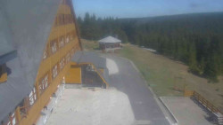 Parkoviště a hlavní vchod