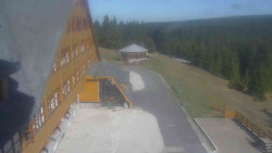Parkoviště a hlavní vchod