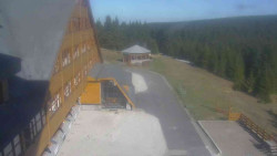 Parkoviště a hlavní vchod