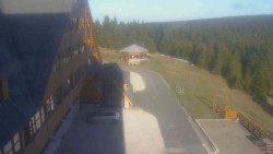 Parkoviště a hlavní vchod
