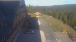 Parkoviště a hlavní vchod
