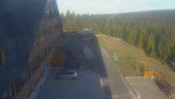 Parkoviště a hlavní vchod