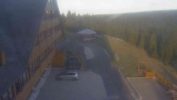 Parkoviště a hlavní vchod