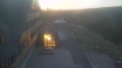 Parkoviště a hlavní vchod