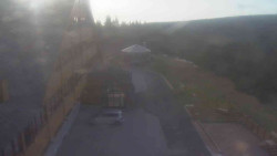 Parkoviště a hlavní vchod