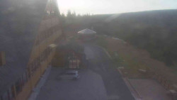 Parkoviště a hlavní vchod