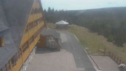 Parkoviště a hlavní vchod