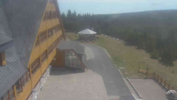 Parkoviště a hlavní vchod
