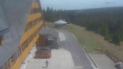 Parkoviště a hlavní vchod