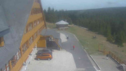 Parkoviště a hlavní vchod