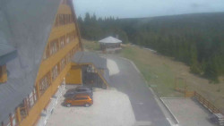 Parkoviště a hlavní vchod