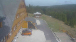 Parkoviště a hlavní vchod