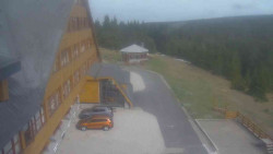 Parkoviště a hlavní vchod