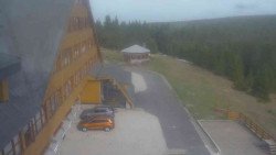 Parkoviště a hlavní vchod