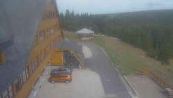 Parkoviště a hlavní vchod