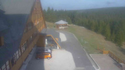 Parkoviště a hlavní vchod