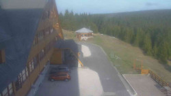Parkoviště a hlavní vchod