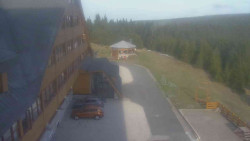 Parkoviště a hlavní vchod
