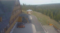 Parkoviště a hlavní vchod