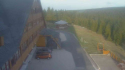 Parkoviště a hlavní vchod
