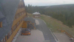 Parkoviště a hlavní vchod