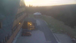 Parkoviště a hlavní vchod