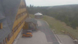 Parkoviště a hlavní vchod