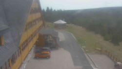 Parkoviště a hlavní vchod