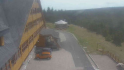 Parkoviště a hlavní vchod