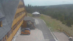 Parkoviště a hlavní vchod