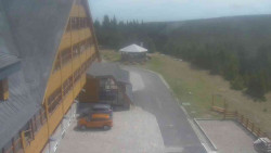 Parkoviště a hlavní vchod