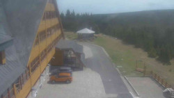Parkoviště a hlavní vchod