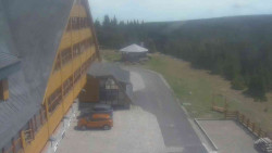Parkoviště a hlavní vchod