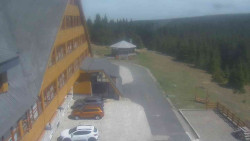 Parkoviště a hlavní vchod