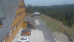 Parkoviště a hlavní vchod