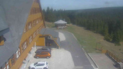 Parkoviště a hlavní vchod