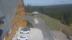 Parkoviště a hlavní vchod