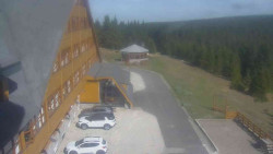 Parkoviště a hlavní vchod